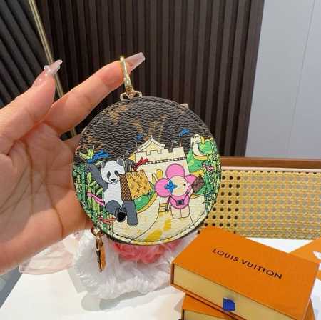 Louis Vuitton老花包包挂饰、卡通彩绘印花小零钱包。Lv包饰挂件钥匙扣、独家原单货，标志性老花超级百搭，可放钥匙或小零钱，确实精致。手感真的很赞 - 点击图像关闭