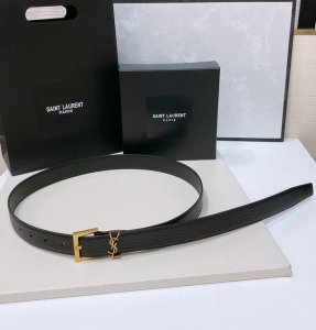 特 Salnt.Laurent.Paris. Le Cassandre树皮纹皮革腰带 腰带搭配可调节加长方扣和Le Cassandre环扣。镌刻圣罗兰 Pari