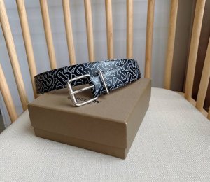 特P210 Burberry 巴宝莉专柜同步上新意大利精制光滑皮革腰带 饰有Thomas Burberry专属标识印花 产自意大利工坊 宽:3.5Cm 精致优雅
