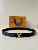 本款 3.0宽Lv Dimension 双面腰带拥有纤雅轮廓 以精巧 Lv 字母搭扣完善摩登风范 纯色皮革和 Monogram 涂层帆布分饰两面 便于灵活切换两