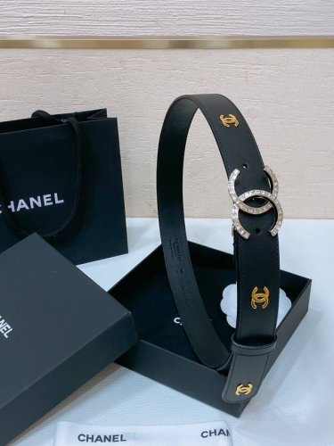 chanel 24C 树脂黑 与 白 水钻金色金属 Logo搭扣 黄铜金属进口胎小牛皮带身 带身饰有Cc 金属手感柔软 细腻 3.0Cm