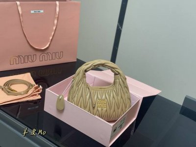 羊皮配折叠盒 Size：20*11Cm Miumiu保龄球包包甜度刚好！ 很难不爱啊啊！ 又奶又千金的感觉！ 可手拎也可斜挎 绝对不是小废包哦容量足足的~~ 出