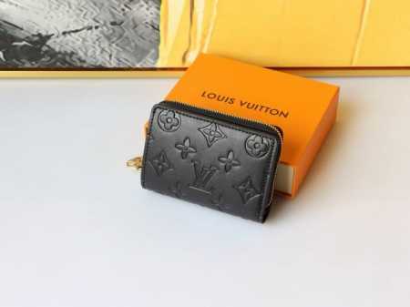 颜色 黑 卡其尺寸 11X9型号 M81599Lou Coussin 钱夹为柔软羊皮革压印经典 Monogram 图案，呈现蓬松效果。玲珑方正构型暗藏充裕空间， - 点击图像关闭