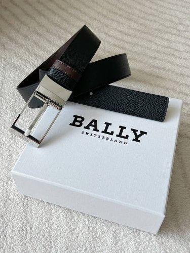 巴利 Bally 男士休闲商务双面皮带，宽3.4Cm 一面黑色，一面深棕色 ，搭配银色金属扣头，简约又具有质感，适合商务、休闲等多种场合穿搭。