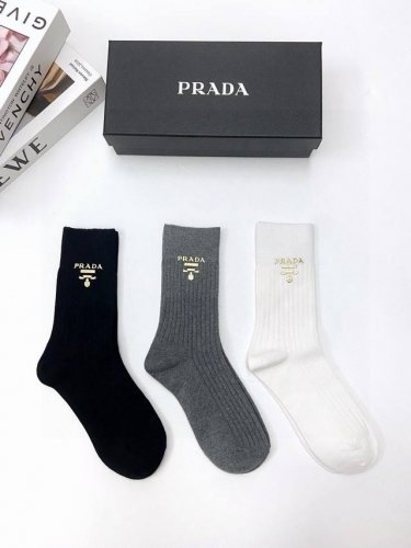 配包装 DDD 一盒3 双 DDD Prada 普拉达经典字母Logo 纯棉中筒袜 小腿袜 DDD Ins爆款！专柜在售Ing 好看到爆炸 ！超高品质！经典不过