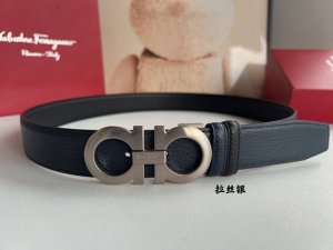 特 男士必入的质感腰带｜菲拉格慕 彰显气质的单品，对版8字金属夹扣，触觉上舒适细腻，再配上头层牛皮纹理皮质，足够简约足够精致。3.5Cm