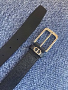采用黑色粒面牛皮革精心制作，饰以镌刻有 Dior 的针扣和黑色金属覆层铜合金 Cd Icon 标志腰带环。款式高雅，可为各式正式造型提升格调。 针扣3．5厘米