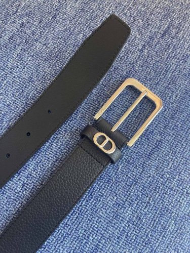 采用黑色粒面牛皮革精心制作，饰以镌刻有 Dior 的针扣和黑色金属覆层铜合金 Cd Icon 标志腰带环。款式高雅，可为各式正式造型提升格调。 针扣3．5厘米