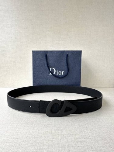 特 宽度3.5Cm Dior 这款黑色哑光涂漆饰面 不锈钢腰带扣是春季男装系列新品，展示 Cd30 标志，灵感源自 B30 运动鞋。可与各式 35 毫米腰带搭配