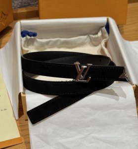 Pretty 20毫米双面腰带 DDD 本款 Pretty 双面腰带以耀目金属雕琢品牌 Initiales 搭扣和末端的不完整 Monogram花卉，凝聚工艺淬