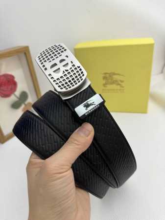 品名：巴宝莉 自动带 材质：原单牛皮腰带 百分百头层牛皮腰带保证真皮，24K纯钢扣，专柜原单品质、做工精细，时尚大牌，送人自用首选 包装： 请认准如图专柜包装赠 - 点击图像关闭