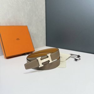特 爱马仕HermèS男款腰带以其精湛的工艺、高品质的材料和经典的设计而备受推崇，是男士时尚配饰中的顶级选择。最具标志性的设计是带有“H”标志的扣头，简约大气且