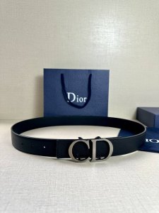 特P170 Dior 这款双面腰带结合典雅气质与摩登风范。双面均采用粒面牛皮革精心制作，一面为黑色，另一面为黑色、可搭配各式 35 毫米腰带扣，更添精致，打造富
