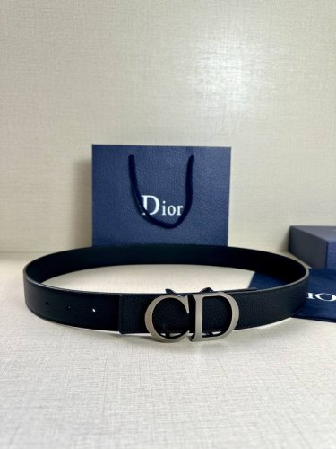 特P170 Dior 这款双面腰带结合典雅气质与摩登风范。双面均采用粒面牛皮革精心制作，一面为黑色，另一面为黑色、可搭配各式 35 毫米腰带扣，更添精致，打造富