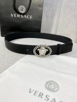 宽度4.0Cm V E R S A C E 范思哲 这款万象纹柔软头层皮饰带搭配一枚椭圆链条美杜莎带扣。本季标志性的Versace饰件点缀其上