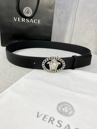 宽度4.0Cm V E R S A C E 范思哲 这款万象纹柔软头层皮饰带搭配一枚椭圆链条美杜莎带扣。本季标志性的Versace饰件点缀其上
