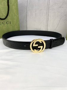 宽度4.0 Gucci互扣式双g带钢扣腰带，采用光滑原版小牛皮热压印技术的gucci Signature皮革精制而成，触感厚实，印花图案清晰分明。