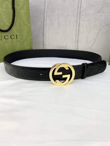 宽度4.0 Gucci互扣式双g带钢扣腰带，采用光滑原版小牛皮热压印技术的gucci Signature皮革精制而成，触感厚实，印花图案清晰分明。
