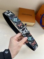 特 Lv 4.0宽 Shape 双面腰带为 Lv Shape 搭扣赋予摩登雾面观感，无论搭配异彩纷呈的 Lv Graffiti 帆布或沉稳牛皮革，均可表明个性态