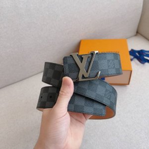 特 Lv 这款经典而又魅力恒久的腰带外型宽大，带扣和牛仔装相得益彰，彰显一派休闲气息。易搭配各类服饰；经典不过时。宽度：40Mm