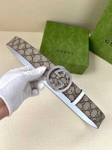 宽度4.0 Cm Gucci Gg Marmont系列每一季都会推陈出新，为灵感源于70年代的标志性gg配件注入现代精髓。这款gg Supreme帆布腰带反面采