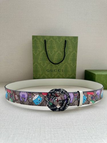 宽度3.8cm GUCCI GG Marmont系列每一季都会推陈出新，为灵感源于70年代的标志性 旋转GG配件注入宠物现代精髓。这款GG Supreme帆布腰