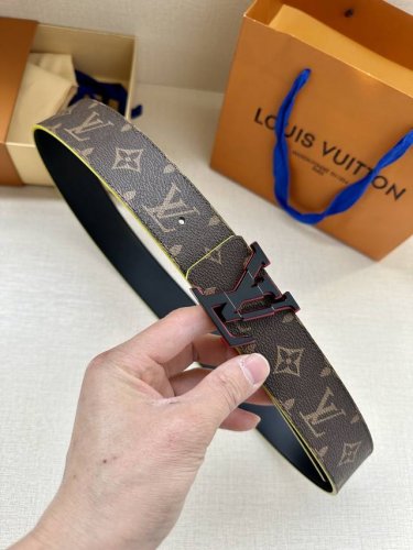 特P180 Lv Broken 双面腰带令 Lv 字母搭扣呈现锯齿状边缘，与腰带的边染色彩互为映衬。Monogram 图案帆布和牛皮革提供两式格调