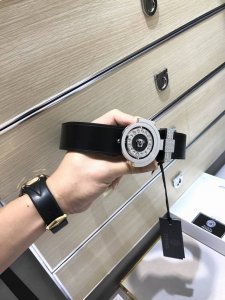 配送专柜包装 打孔针 专柜同款、实拍专柜官网，尺寸:35 Mm，原版水钻五金 美人头，极富设计美感 ，双面采用进口原版小牛皮，清晰美观，皮质软，手感舒适，档次高