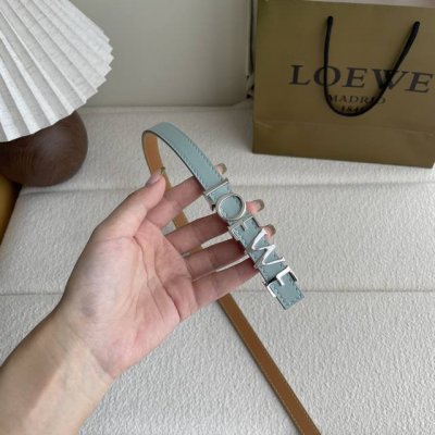 特 罗意威新款光滑牛皮革腰带，饰以金属Loewe标志，宽1.5Cm，五孔调节。颜色：冰川蓝