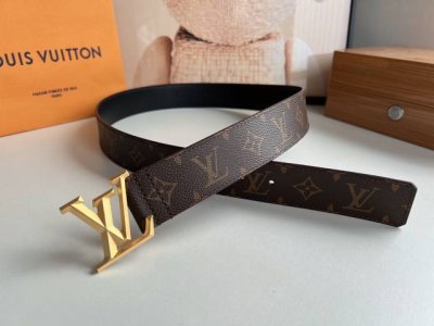 Lv Pyramide 40毫米腰带，此个性配饰由标志性Monogram帆布制成，搭配经典Pyramide搭扣与别致浮凸设计。并配有牛皮内衬，更显精致。顶级