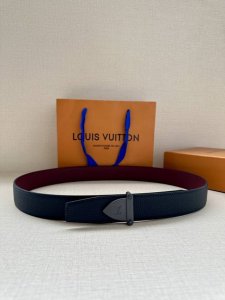 特 Lv 3.4宽 Attract 双面腰带拥有微弧形边缘和摩登形状末端，再为金属 Lv 搭结构。经典色彩和不同纹理呈现两式风尚，实现多种造型可能。