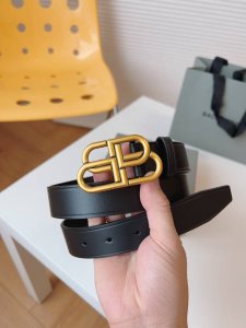 特 巴黎世家 Balenciaga 是法国的奢侈品牌，作为时尚界最具影响力品牌之一的地位。设计师源于：都市时尚潮流独特的设计风格，采用进口小牛皮制作；搭配纯铜复