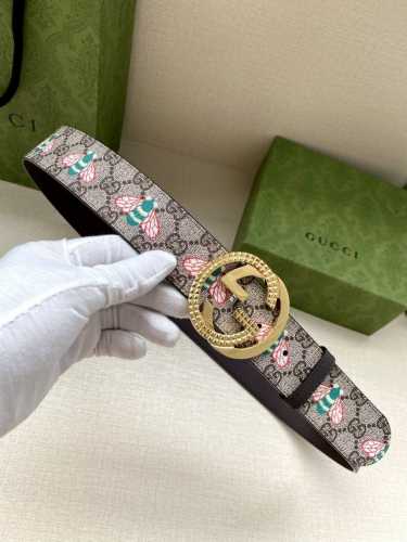 宽度4.0Cm Gucci 蜜蜂图案是gucci动物王国中的标志性元素之一，在这款配饰中焕新演绎为卡通风格设计。这款腰带融合了经典蜜蜂元素和双g图案，突显品牌悠