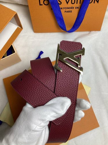 原单双面头层牛皮荔枝纹带身：枣红色. 黑色双色一体，正反两面可用，搭配原单钢扣，原产皮料定制，专柜宽度3.8宽