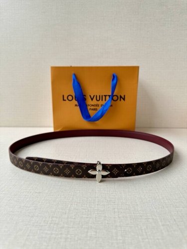 2.0宽Mini Lv 双面腰带以华美皮革和标志性 Monogram 帆布演绎两式风范，为纤细构型融入莹泽 Lv Initiales 金属搭扣