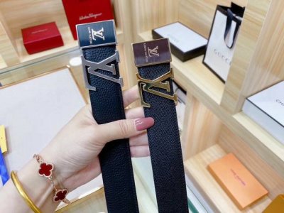 路易威登为全球最大的高级时尚控股公司以传统手工设计和款式新颖誉满全球 此款采用头层牛皮 名师制作 随心驾驭[奸笑] 附带原版包装 宽度3.4。 双面可用