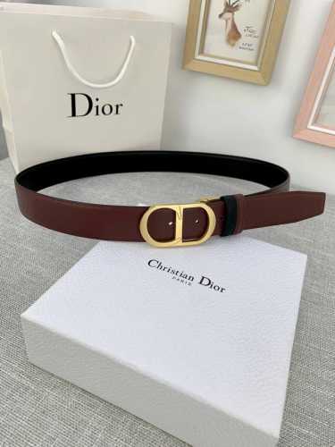 宽度3.5Cm Dior粒面触感牛皮革“Cd”皮带，搭配cd镂空扣，平纹粒面小牛皮底触感牛皮