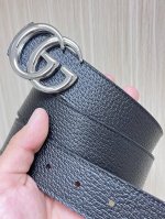 Gg Marmont系列搭扣双面腰带，一面缀饰品牌标志性图案，另一面以中性色调皮革打造。此款双面腰带采用皮革与Gg字母图案涂层织物打造，搭配标志性双G搭扣，3.