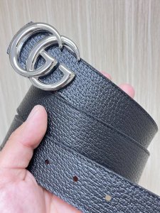 Gg Marmont系列搭扣双面腰带，一面缀饰品牌标志性图案，另一面以中性色调皮革打造。此款双面腰带采用皮革与Gg字母图案涂层织物打造，搭配标志性双G搭扣，3.
