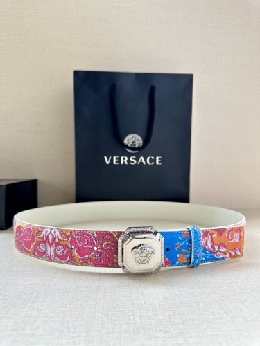 特P220 宽度3.8Cm Versace 此款印花腰带采用小牛皮制成，金色搭扣饰有品牌标志性的美杜莎头像！