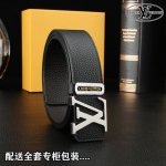 高端品质，实物拍摄 批￥ 配全套包装 品牌： Lv 海外原单 扣头材质：精品实心钢扣 带身材质正面：正版40Mm宽度采用双面进口原版皮腰带，真空电镀五金扣头实物