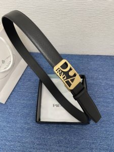 品牌 普拉达自动扣 特 描述 双面原版皮，原板扣、这款饰有带扣的腰带配以水牛皮衬里，覆以Monogram 牛皮。展现细腻的品牌特质，是牛仔裤的理想配件 自动扣扣