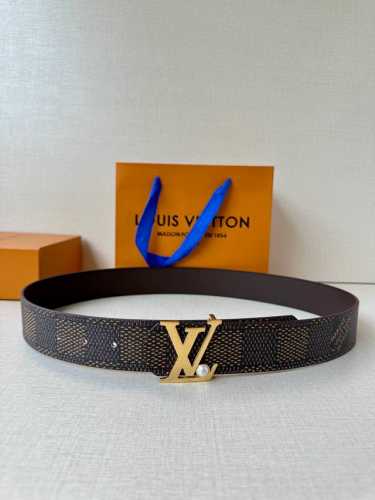 4.0宽 Lv Dimension 双面腰带以含蓄格调点亮日常风尚，彰显 Pharrell Williams 的设计巧思。Damier Heritage 饰带结