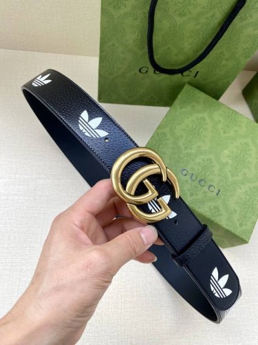 宽带4.0Cm Gucci 作为adidas X Gucci联名系列之一，这款皮革腰带饰有gucci Trefoil印花。Adidas和gucci大胆探索联名系