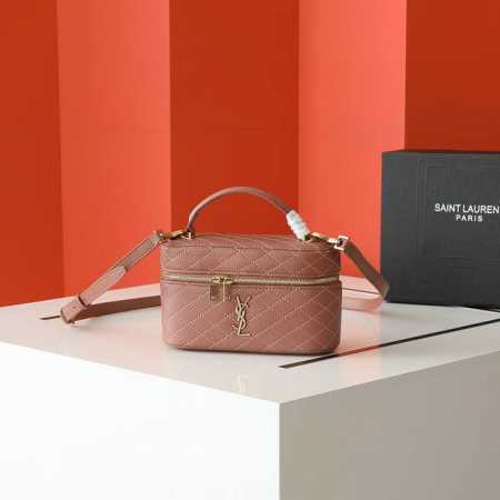 Gaby Vanity Bag 迷你羊皮革肩带手拿包 环绕式拉链手拿包，饰以Le Cassandre和菱形绗缝包缝。 此款多功能单品配有皮革顶部提手和可调节可拆 - 点击图像关闭