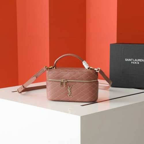 Gaby Vanity Bag 迷你羊皮革肩带手拿包 环绕式拉链手拿包，饰以Le Cassandre和菱形绗缝包缝。 此款多功能单品配有皮革顶部提手和可调节可拆