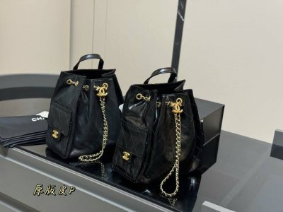 牛皮配折叠盒 Chanel 25Bag 双肩真绝绝子 今年香奈儿25S系列简直美爆... 这只Hobo是个小号尺寸个人觉得比较日常 鱼子酱的质感颗粒没这么重反而