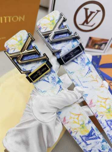 皮带：Lv..路易..顶级原单复刻. 腰带：百分百头层牛皮，保证真皮。双层菱形渐变色设计.24K纯钢扣涂鸦彩绘图案艺术双面可用专柜同等质量， 送人自用首选 包装