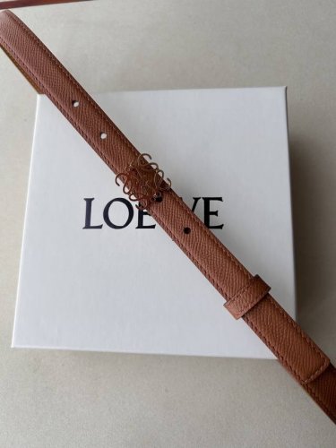 品牌:博柏利 价格 尺寸:带宽20Mm 正品尺寸 五金材质:专柜精品扣 真空电镀 工艺精细 带身材质:天然头层牛皮 质感十足 手感柔软 时尚个性 经典百搭 可自