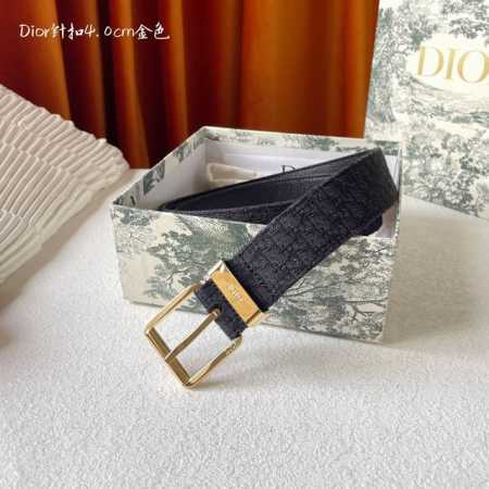 特 Dior这款 40Mm腰带饰以黑色 Oblique 印花，搭配黑色粒面牛皮革里料，金属覆层黄铜腰带扣设计，镌刻有“Dior”标志，巧妙地提升格调。可轻松搭配 - 点击图像关闭
